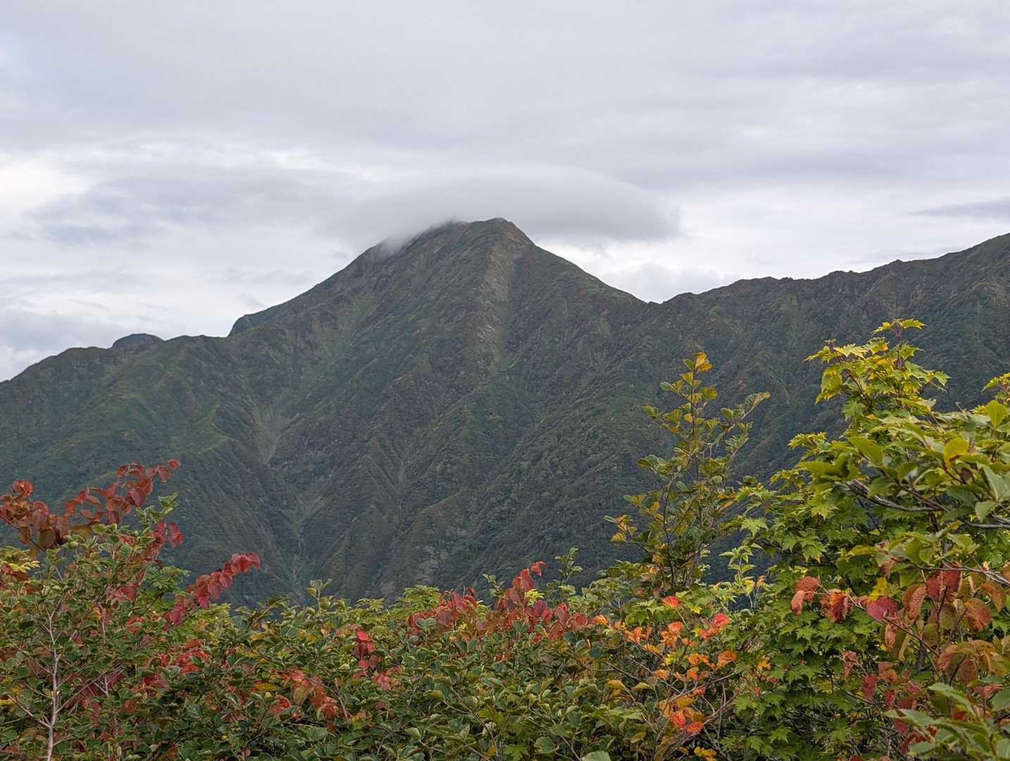 中ノ岳に笠雲