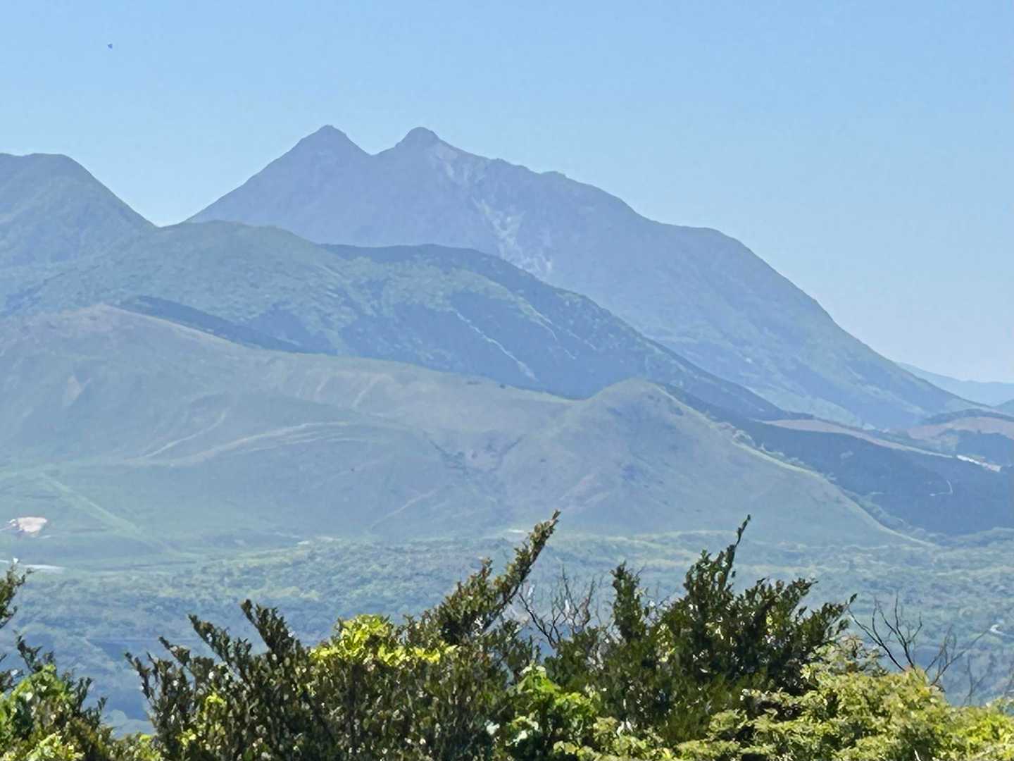 山頂は
きっと賑わっちょる
やろうな((〃´▽｀〃))/“ｶｯｺﾖﾖﾖ-