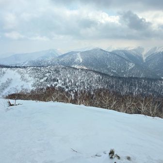 北ウエンザル岳とウエンザル岳とその奥の山々