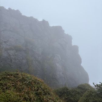 あの岩の上が
たぶん東峰