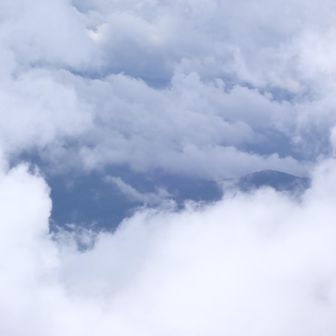 雲の中にお山