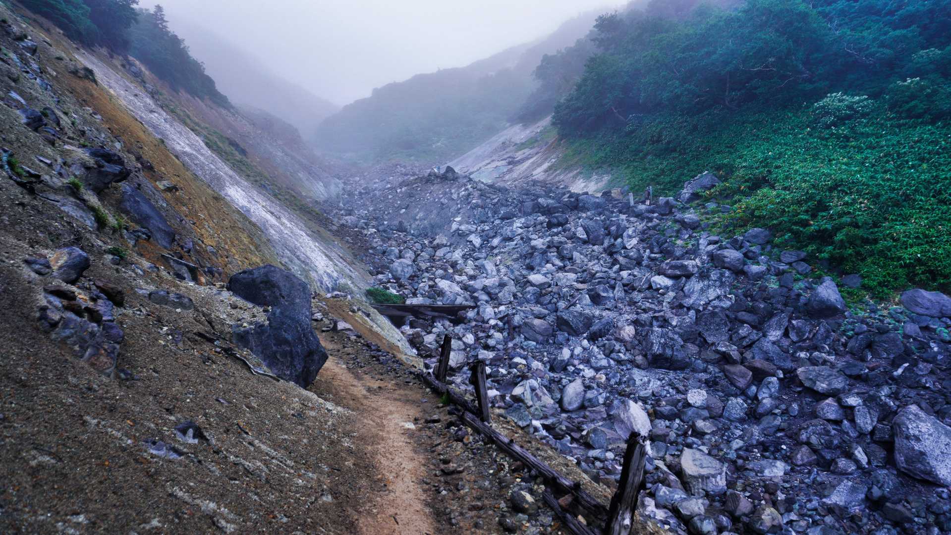地獄湯の沢。ここも火山ガスの影響で、岩や砂礫が露出し荒々しい。