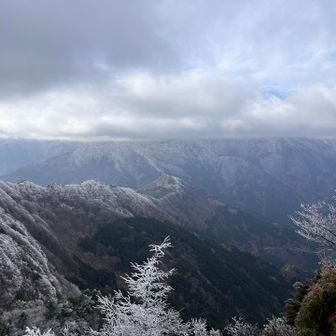 ちち山は雲に覆われ