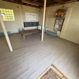 泊まるはずだった荒宿荘の内部。小屋の横にはバイオトイレ完備。