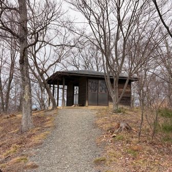 コース上には幾つもの小屋がある