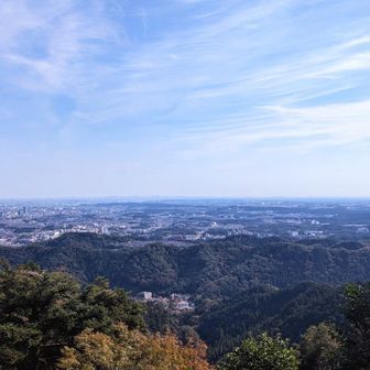 今朝の高尾山駅展望台🔭には乾いた爽やかな風が吹いて、都心方面は青空🟦に秋らしい🌾薄い雲✨️