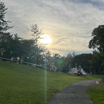 公園で遊ぶ子供達の声と帰りを誘うママの声