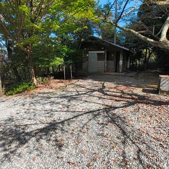 少し進むと明るい開放的な広場が現れます。ベンチが1つと近代的なトイレがあります。中に入りましたが、ウオッシュレットでないにしても、100点満点の綺麗なトイレでした。こんな山の中でまさかこのレベルのトイレに出会うとは驚きです😭