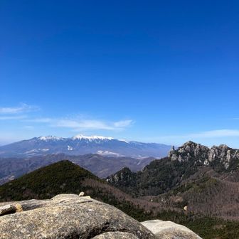 思わず勢いで潜ったけど、どうやらルートではないぞと戻り、ひとまずランチタイムに。
瑞牆の向こうには今日の行先で迷った八ヶ岳🏔️ 
（三ツ頭に行きたかったけど、ジージョを送ってからでは🅿️争奪戦にはとても加われないので断念。平日なら空いてるのかな‥）