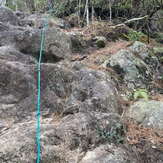 この岩場を過ぎると