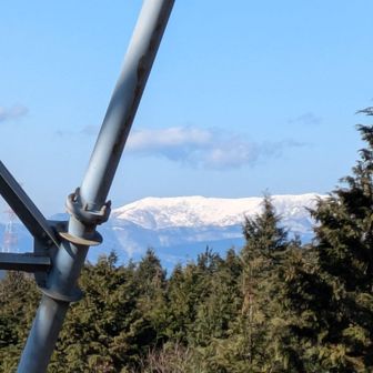 右手北方に霊仙山が白い
