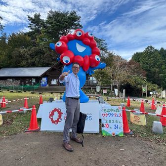 1人だけ登山客がいたので、写真を撮ってもらいました。
佐田社長風・・・
マストアイテムのネクタイ👔が足りないな・・・