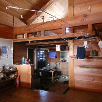 山小屋内
