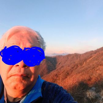 富士をバックに朝焼けと私