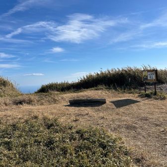 黙々と上って玄岳山頂に到着。やはり風は強め。