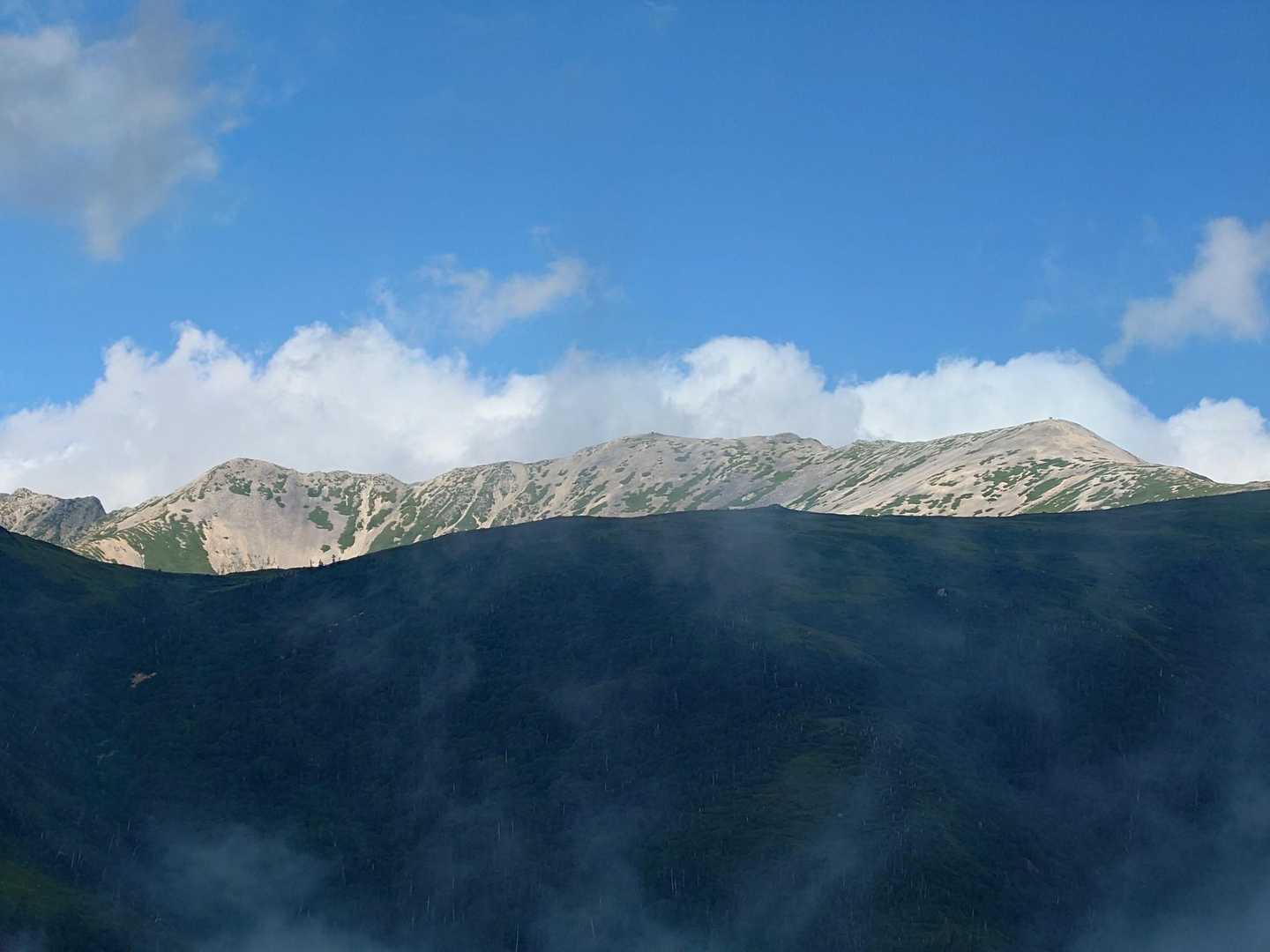 薬師岳がくっきり見えはじめました