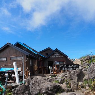 蓼科山頂ヒュッテ到着。山頂は建物後方