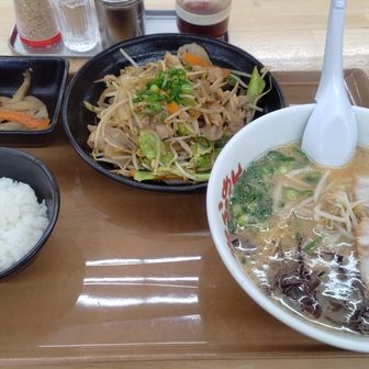 香春道の駅「山小屋」の
肉野菜炒め定食
（お味噌汁をラーメンに変更可能）
（ご飯おかわり自由）