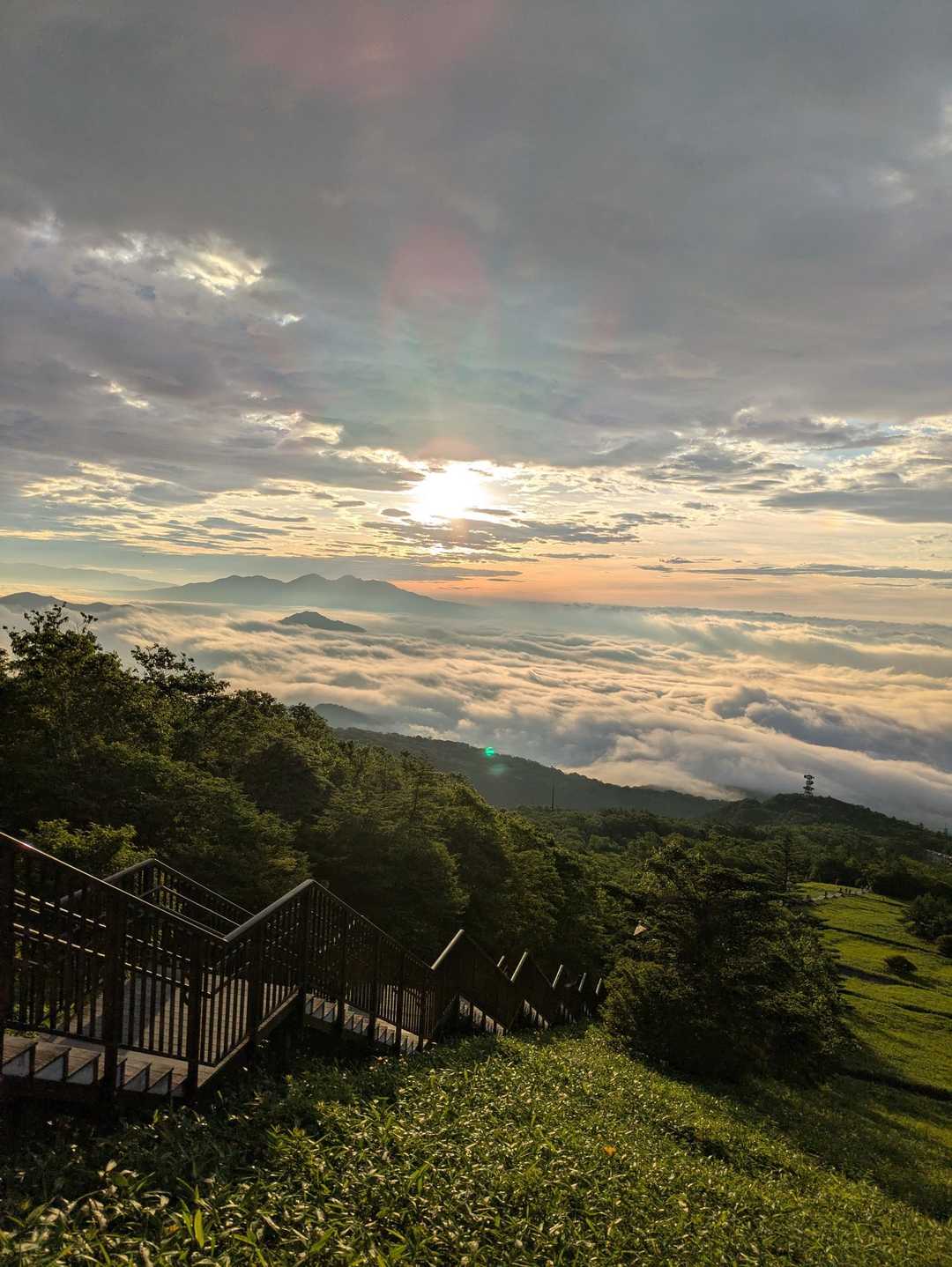 階段で始まる1日、振り返ると雲海がすごい。