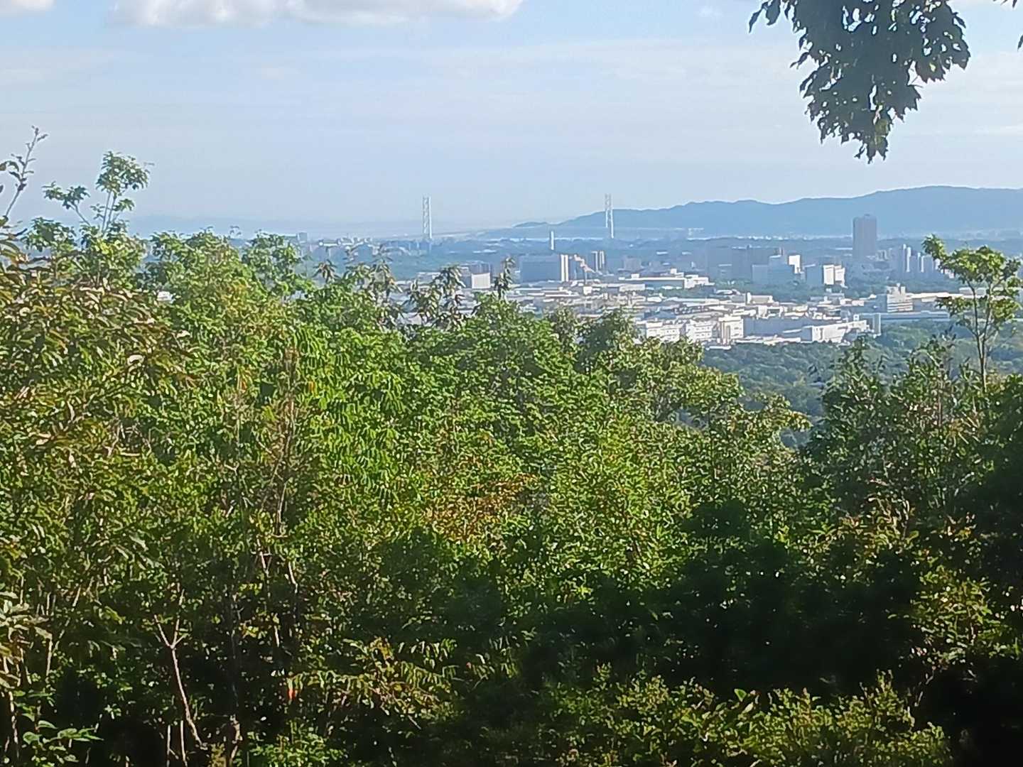 すぐに頂上に到着　途中スライドもなく誰もいない　明石海峡大橋が見える