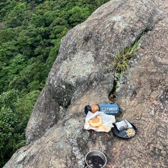 黒髪山頂でプチランチ
今日は暑いのでアイスコーヒー
朝のソーセージマフィンの残り
小魚とナッツ
クラッカー
