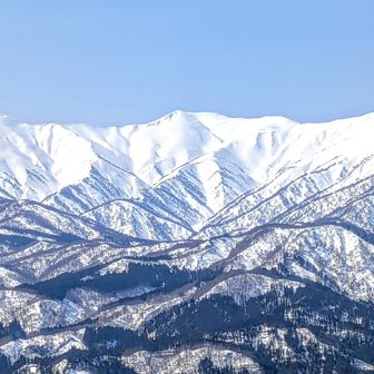 🔍×2　
左から🏔️中岳、🏔️西朝日岳、🏔️竜門山✨️　