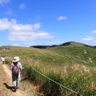 左手前が展望台
右手奥の山頂目指し、気持ち良くもうひと歩き