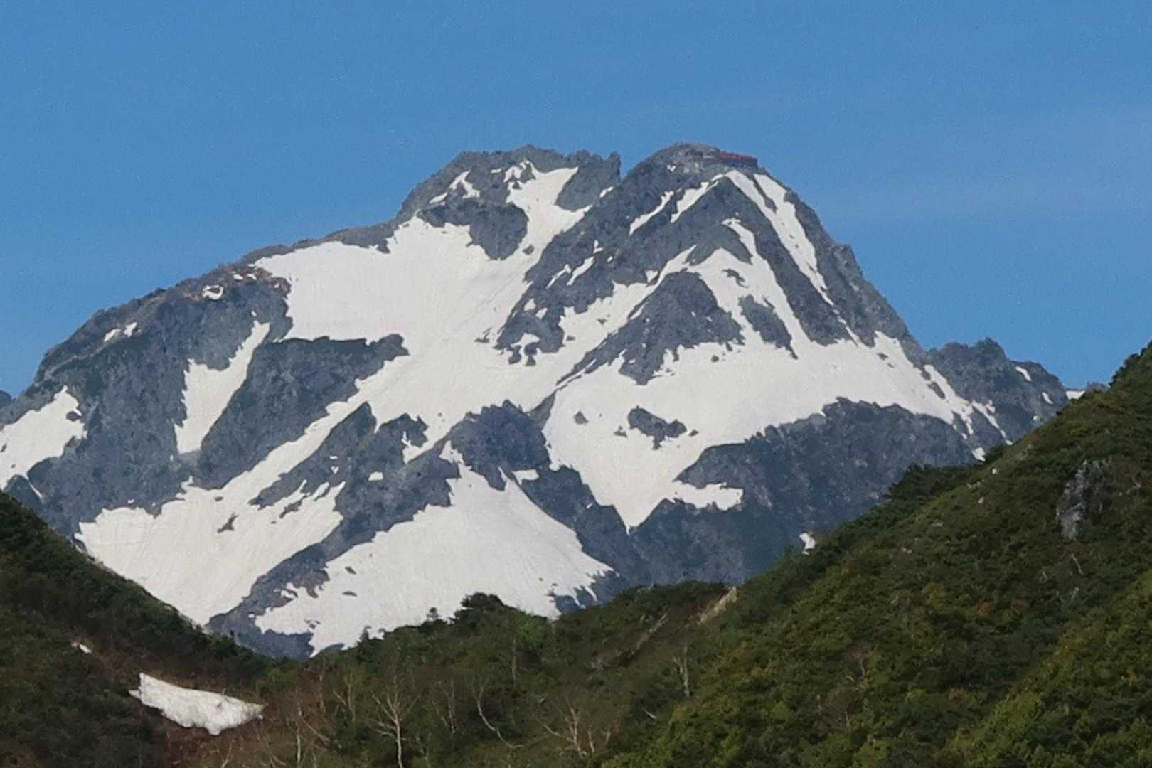 北穂が顔を出す。
小屋も見える