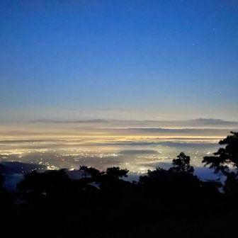 つつじヶ丘高原からの夜景✨
来る時も雨☔が降っていたのでガスが掛かってますね👌