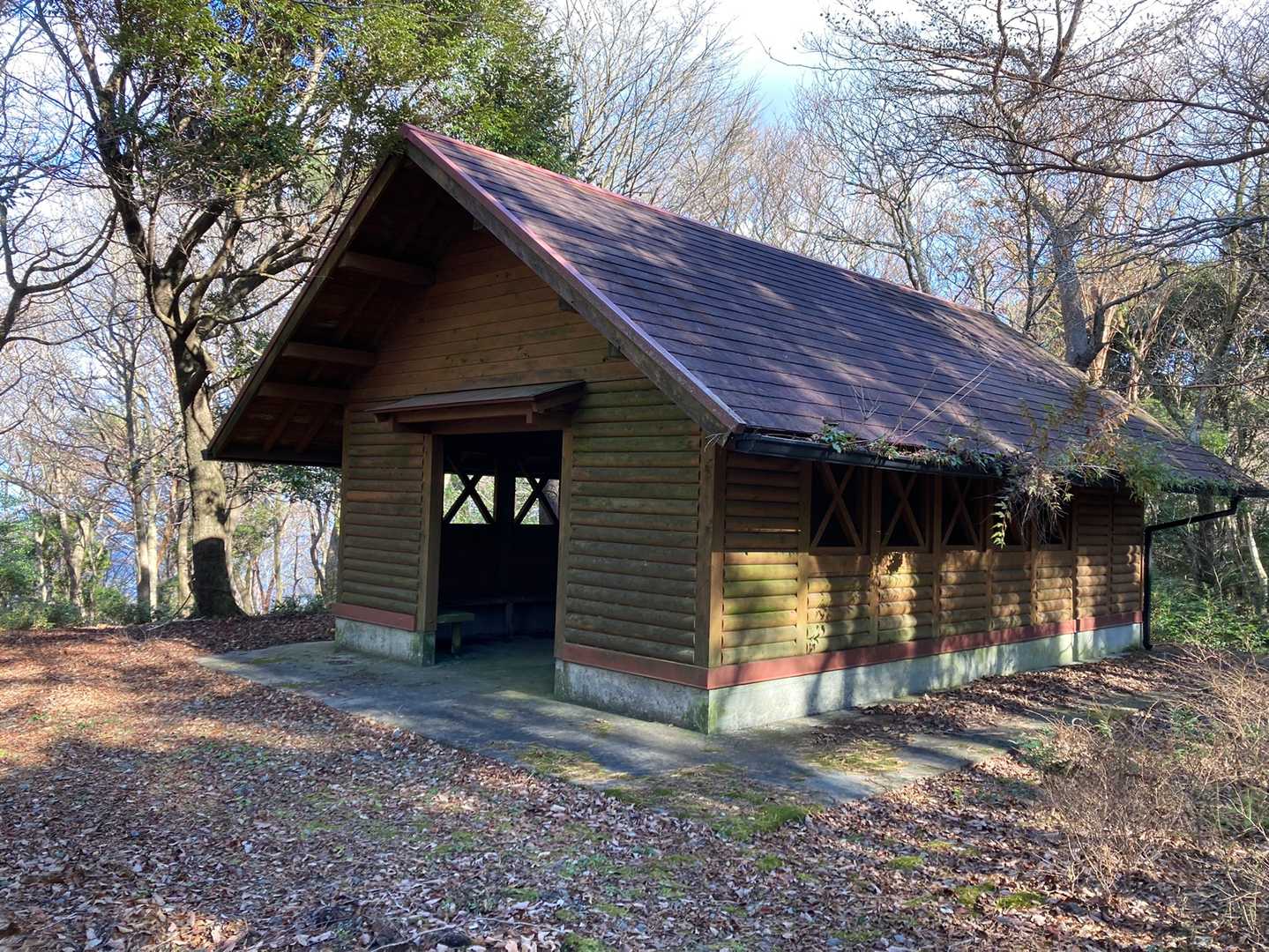行きに通り過ぎた、避難小屋
結構、大きいです