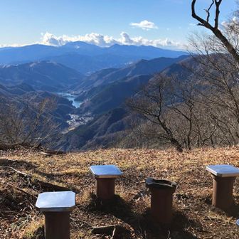 箒沢権現山の山頂の様子。
イスがあります。絶景！