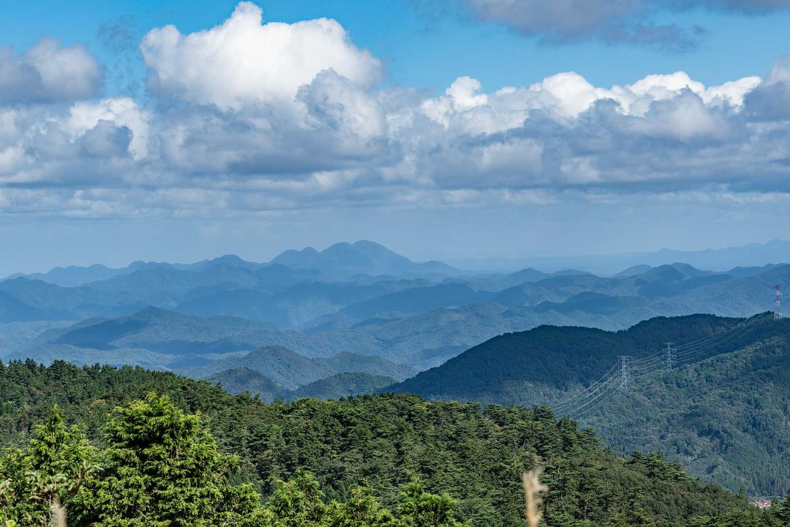 高山山頂から大江高山が見えます