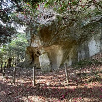 石切場。高松塚や今城塚など多くの石棺に使われたよう。