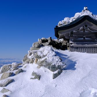 立山・雄山・浄土山 別山頂上、遠くに白山