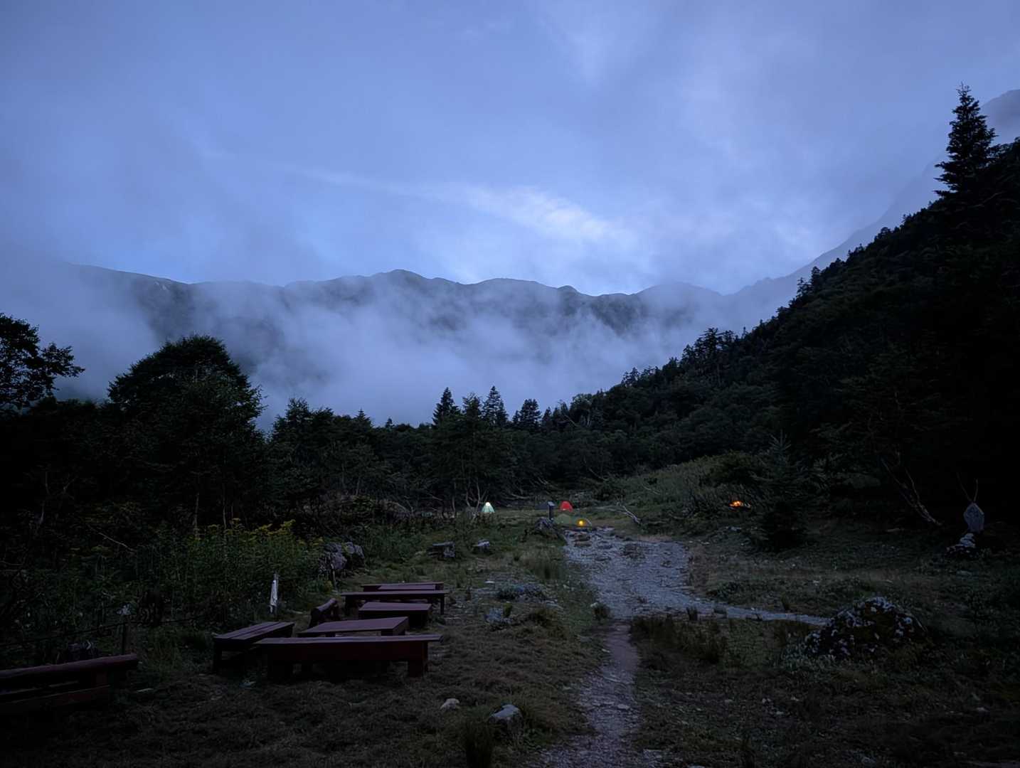 夜は小屋前のベンチでノンビリ山を眺めながら過ごしました。