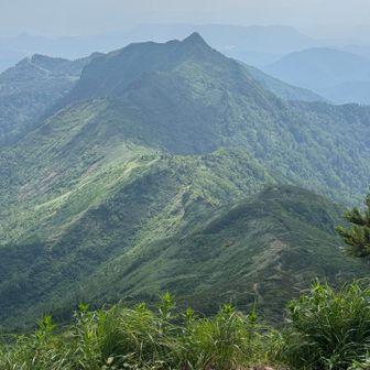 次はとんがりの剣ヶ峰山に向かう