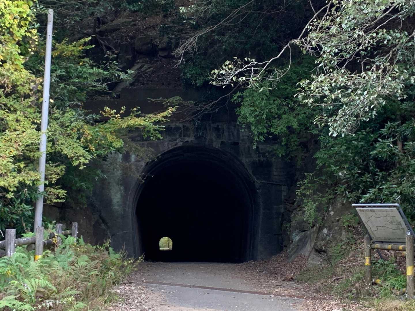 山ノ神隧道
神奈川では有名？な心霊スポットらしいです
あれ？私ここ2回ほど、みつまた見に行く時娘と通過してました。霊感が全く無いようです😅
1人では怖いので通りません😣