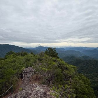 少し先まで来たら、開けた岩の上に出た