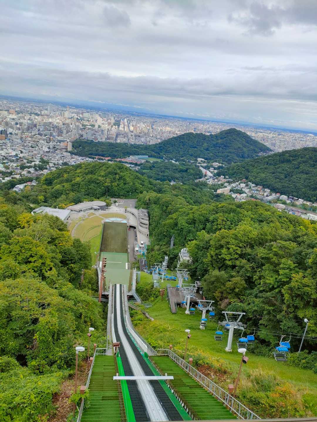 リフトに乗りたいくらいであったが流石にそれはせず大倉山側の登山口に向かう。往復チケットもないしね。