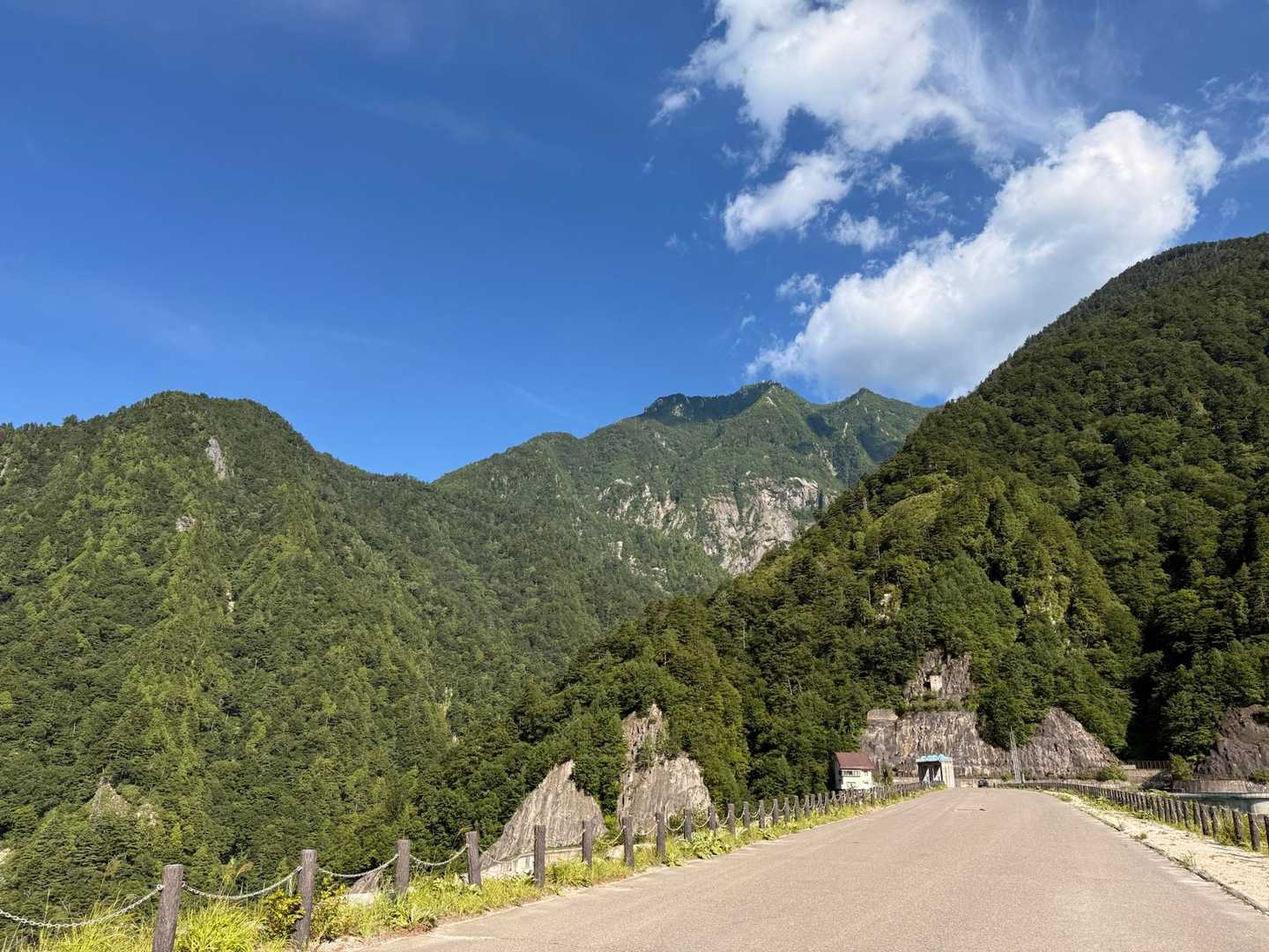 高瀬ダムまで戻ってきて山旅終了😄

へとへとなので待ってくれているタクシー🚕で七倉駐車場まで送ってもらいます😅