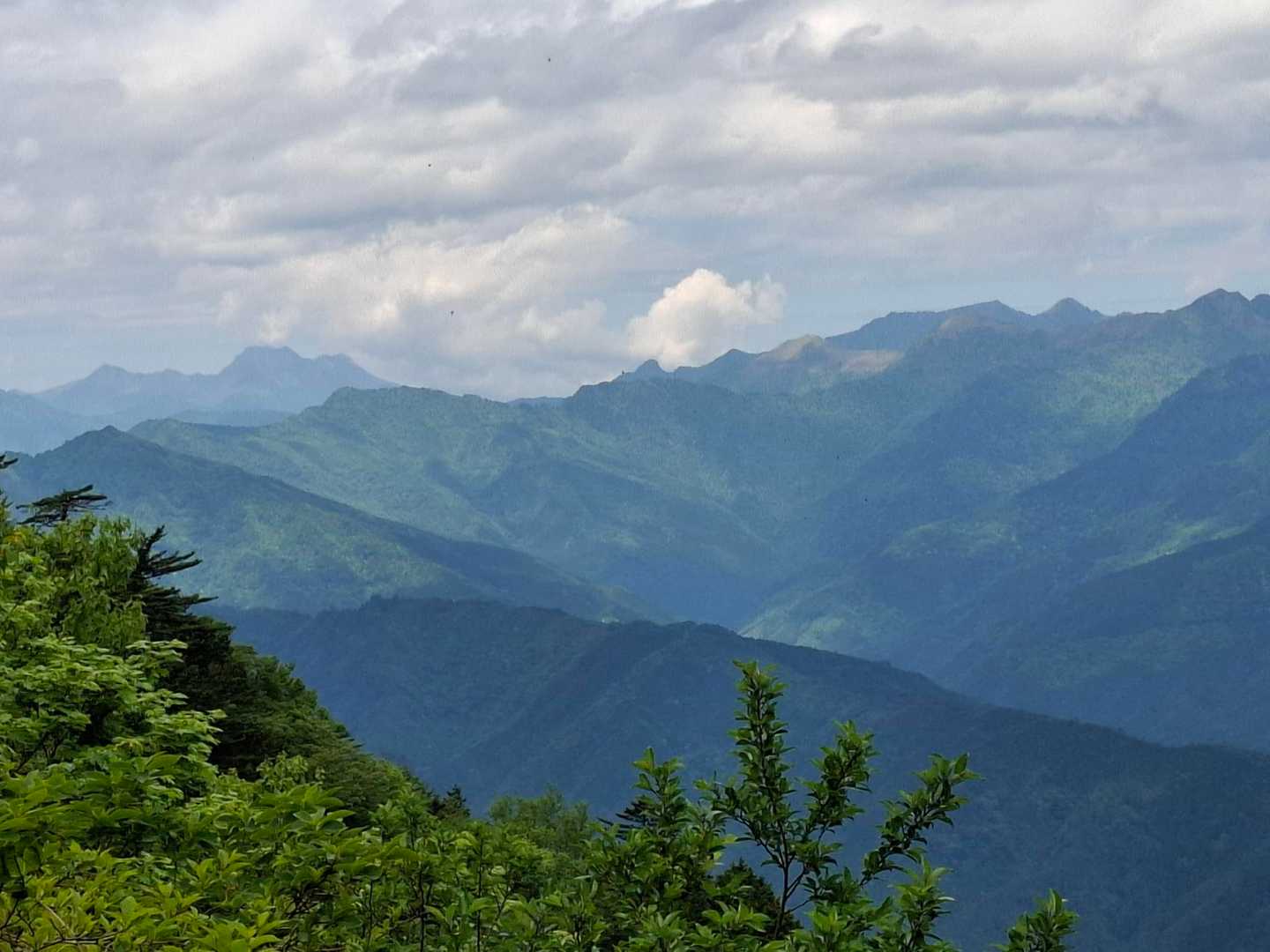 
うっすらと、石鎚山
