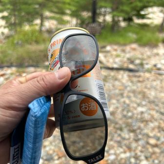なんとジップラインの乗り方を教えてくれたお姉さんがやってきてはい、と河原に落としたサングラスを持ってきてくれた

え！？どつやって降りて取ってきたのですか？
（これから縦走なのに）ないと大変でしょ
あ、ありがとうございます！！

ジップラインの乗り方といい河原への降り方といい慣れていることからすると湯俣山荘の小屋番さんなのかも
本当に感謝しかない🙏