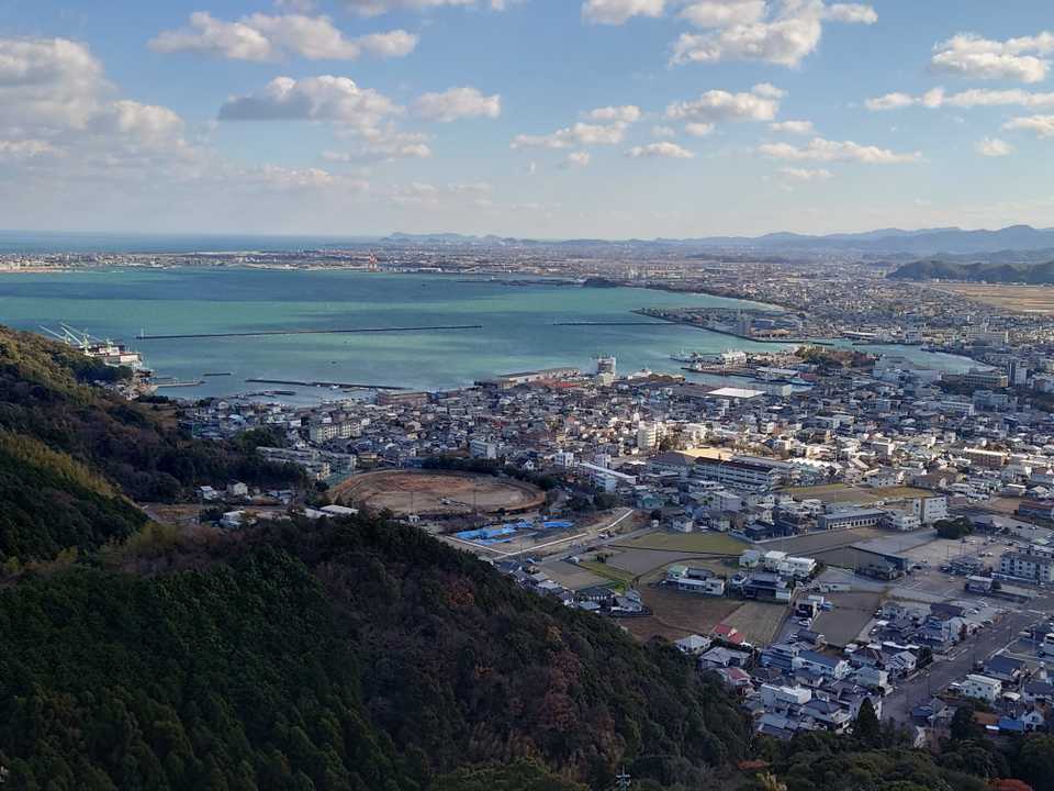 風は強いがスカッとした眺めで良く見えています。