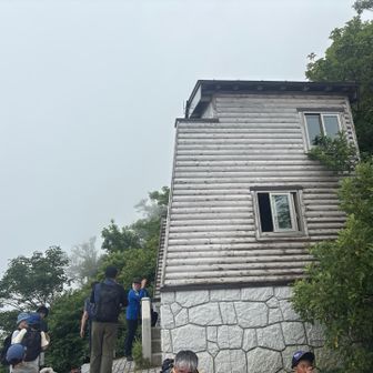 6合目の避難小屋へ到着🚶🏻
ここで軽食&長めの休憩☕️