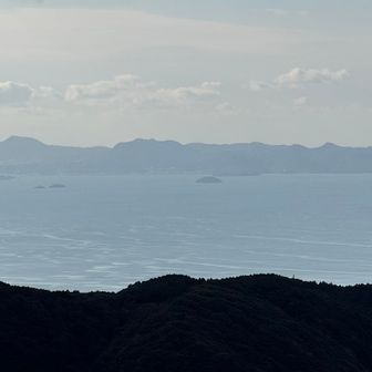 海の向こうの岩屋山です。