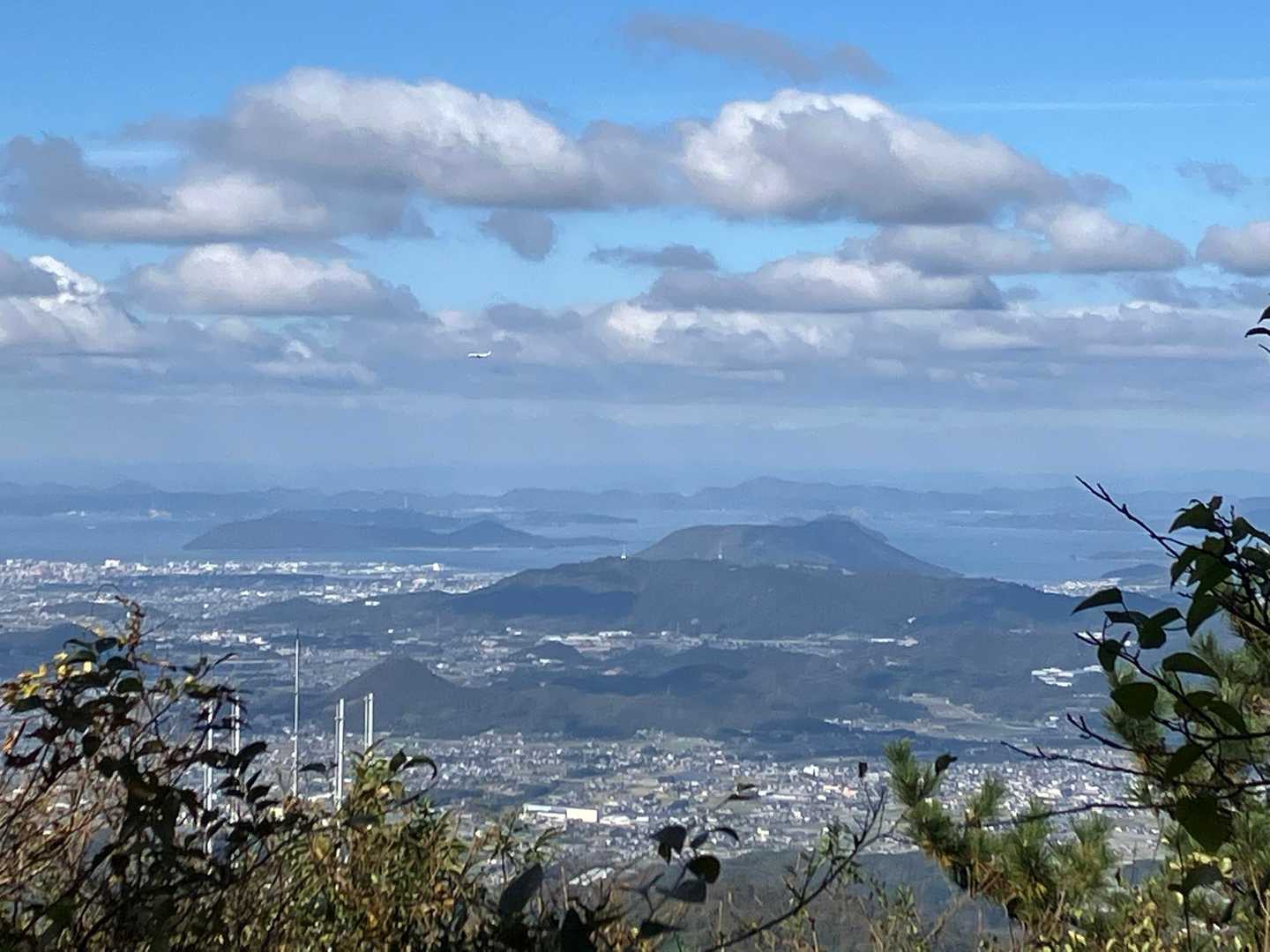 登ったところの展望所からの景色
屋島が見えてる