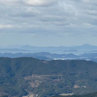 右側に相浦富士、中央に平戸の志々伎山、一番奥に五島列島が見えてます。