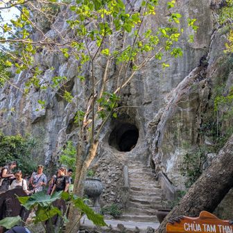 階段をさらに上った先にある「ヴァントン洞窟」
この洞窟は、奥へ進むにつれて道が狭くなっていきます

アンさん「ノウミソ、キヲツケテー」
その単語の方が難しくない？