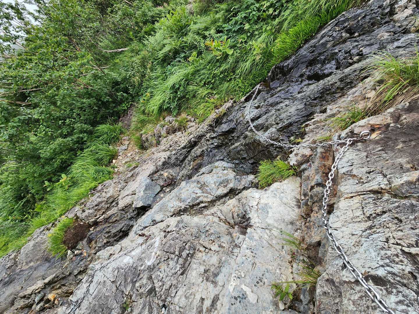 足下の岩が､異常に滑ります｡
なので鎖だったのです､ここは苦労しました｡