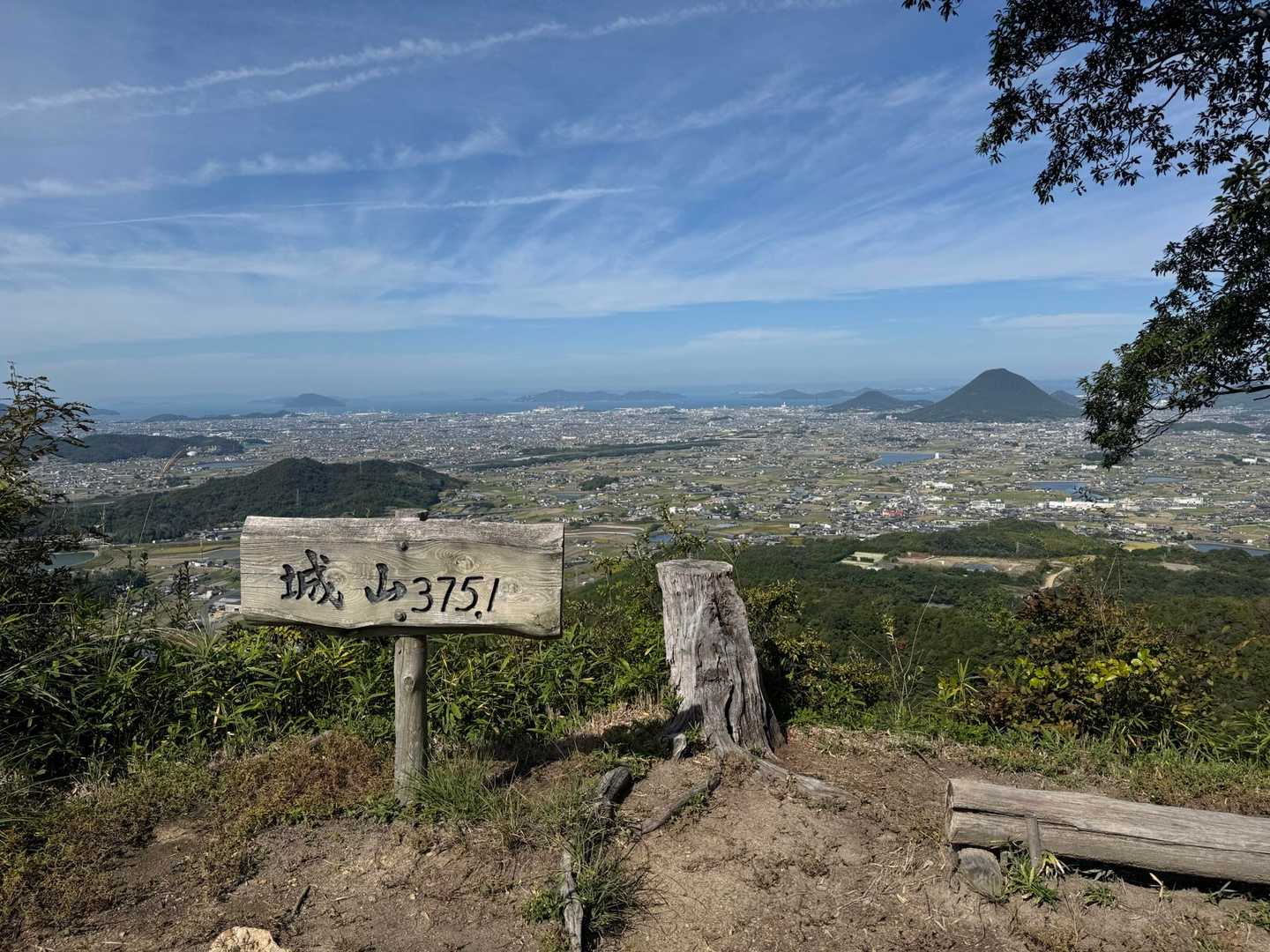 城山山頂到着
最後は少しですが急登ありました。